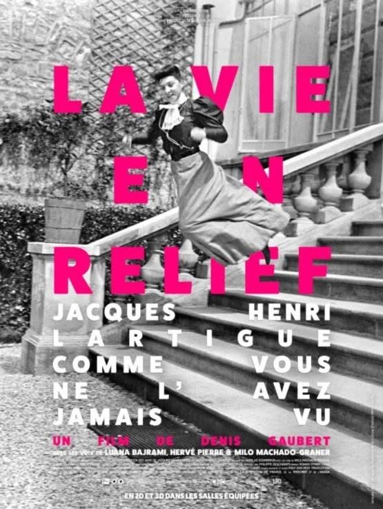 Affiche du film La vie en relief de Denis Gaubert : une jeune femme saute dans un escalier, photographie stéréoscopique de Jacques Henri Lartigue