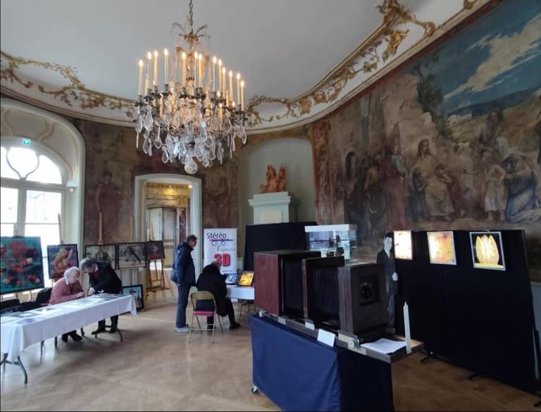 Grand hall du château d’Asnières : exposition d’images lenticulaires, chambre OP3000 de Maurice Bonnet et kakémono du Stéréo-Club Français